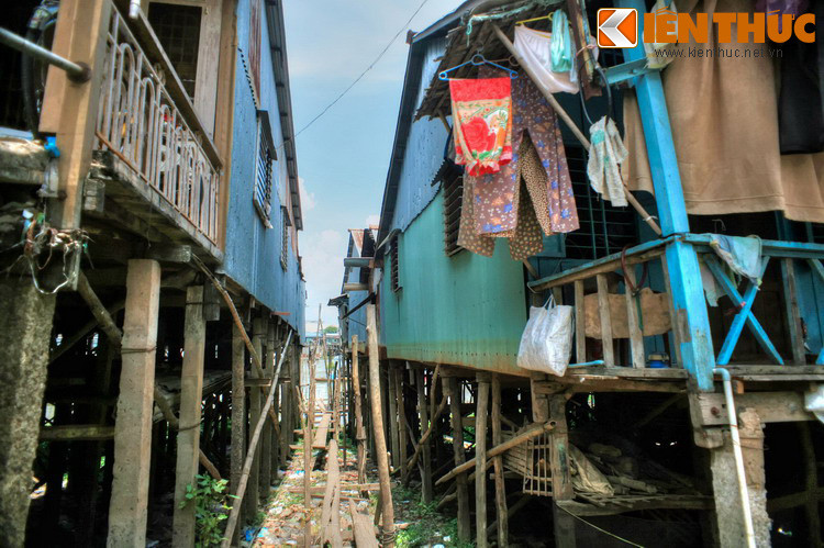 Vào mùa khô, gầm nhà sàn là nơi cất nông cụ, nông sản, buộc ghe thuyền, cũng có khi là nơi ăn uống, mắc võng nghỉ trưa. Đến mùa lũ, mọi sinh hoạt sẽ chuyển lên tầng trên và thuyền trở thành phương tiện đi lại chủ yếu.