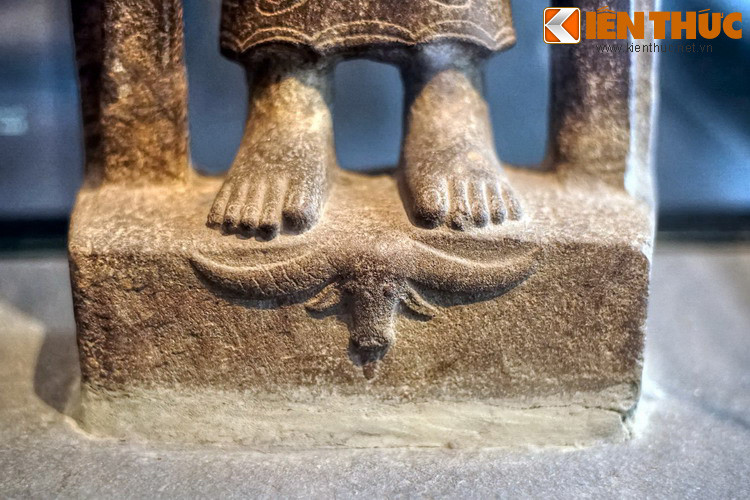 Trong thần thoại Hindu giáo, Durga là một trong muôn vàn hình dạng người vợ của thần Siva. Dưới hình dạng này, nữ thần Durga đã chiến thắng quỷ trâu, giúp loài người thoát khỏi tai ương.