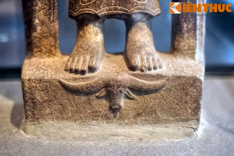 Trong thần thoại Hindu giáo, Durga là một trong muôn vàn hình dạng người vợ của thần Siva. Dưới hình dạng này, nữ thần Durga đã chiến thắng quỷ trâu, giúp loài người thoát khỏi tai ương.