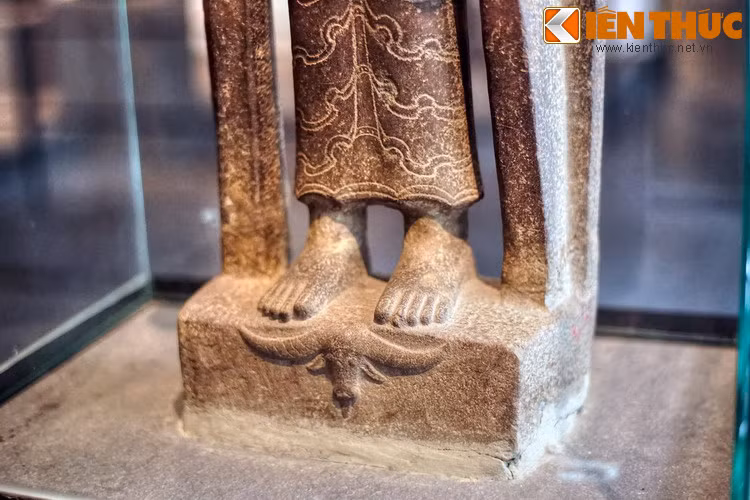 Điểm đáng chú ý nhất ở hiện vật này là trên phần bệ có hình một đầu trâu với cặp sừng dài. Nhờ hình tượng con trâu này, các nhà nghiên cứu có thể xác định tượng tạc hình thần Durga, một nữ thần quan trọng trong đạo Hindu.