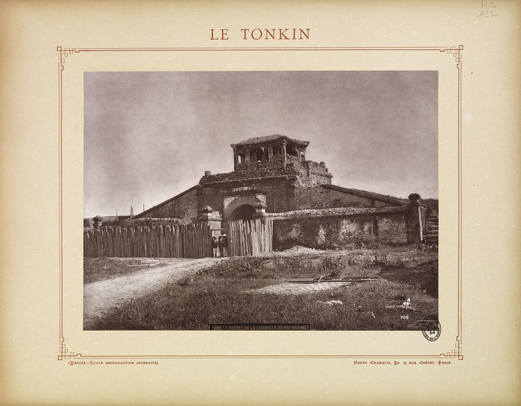 Một cánh cổng của thành cổ Hải Dương, còn gọi là thành Đông. Thành bị thực dân Pháp phá hủy phần lớn vào năm 1889. Dù vậy, một số di tích của tòa thành vẫn còn được lưu giữ ở thành phố Hải Dương, tỉnh Hải Dương.