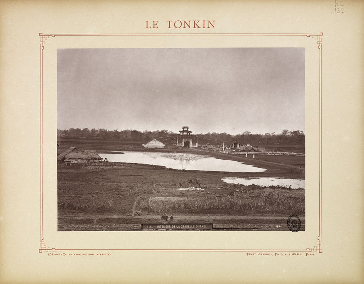 Một cánh cổng của thành Hà Nội nhìn từ bên trong thành, khoảng năm 1883-1886, khi thành chưa bị phá. Đến năm 1893-1894 người Pháp dỡ bỏ thành Hà Nội, chỉ giữ lại cổng Bắc Môn (cửa Bắc) làm chứng tích về trận đánh thành Hà Nội.