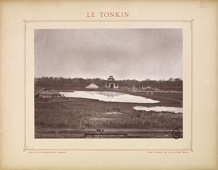 Một cánh cổng của thành Hà Nội nhìn từ bên trong thành, khoảng năm 1883-1886, khi thành chưa bị phá. Đến năm 1893-1894 người Pháp dỡ bỏ thành Hà Nội, chỉ giữ lại cổng Bắc Môn (cửa Bắc) làm chứng tích về trận đánh thành Hà Nội.