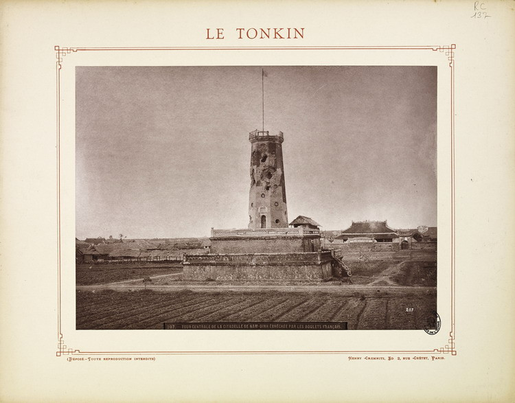 Cột cờ của thành cổ Nam Định (thành Nam). Thành Nam Định từng là tòa thành cấp tỉnh lớn nhất thời nhà Nguyễn. Ngày nay thành chỉ còn một đoạn tường thành Cửa Bắc dài khoảng 220 mét. Cột cờ xưa vẫn còn nguyên vẹn, được coi là một biểu tượng của mảnh đất thành Nam.