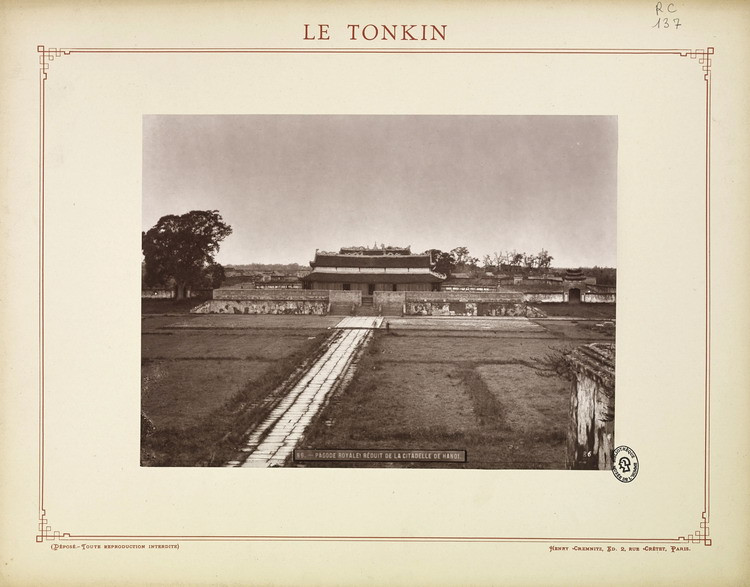 Bức ảnh hiếm có chụp toàn cảnh điện Kính Thiên khi chưa bị phá hủy. Từng là nơi cử hành các nghi lễ long trọng nhất của triều đình, điện Kính Thiên bị người Pháp phá bỏ năm 1886 để xây dựng trụ sở chỉ huy pháo binh. Dấu tích của cung điện còn lại đến nay là các bệ rồng ở lối lên.