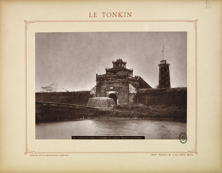 Cổng thành phía trước (cửa Tiền) và cột cờ của thành cổ Bắc Ninh. Thành Bắc Ninh là thành cổ đầu tiên của Việt Nam được xây dựng theo đồ án hình lục giác. Ngày nay thành vẫn còn ba cổng, cột cờ, một phần tường thành và hào nước.