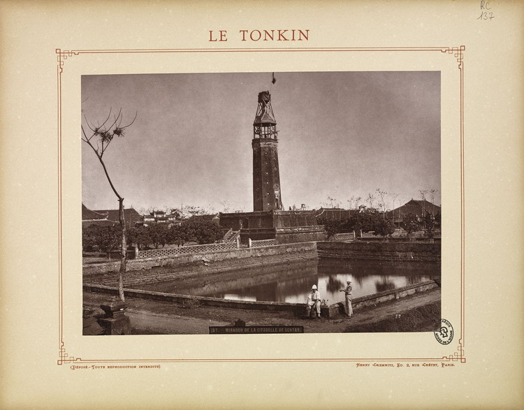 Cột cờ bên trong thành cổ Sơn Tây. Thành được xây dựng vào năm 1822, có kiến trúc độc đáo với tường thành bằng đá ong. Ngày nay tòa thành vẫn còn tương đối nguyên vẹn, là một di tích lịch sử quan trọng của thị xã Sơn Tây (Hà Nội).