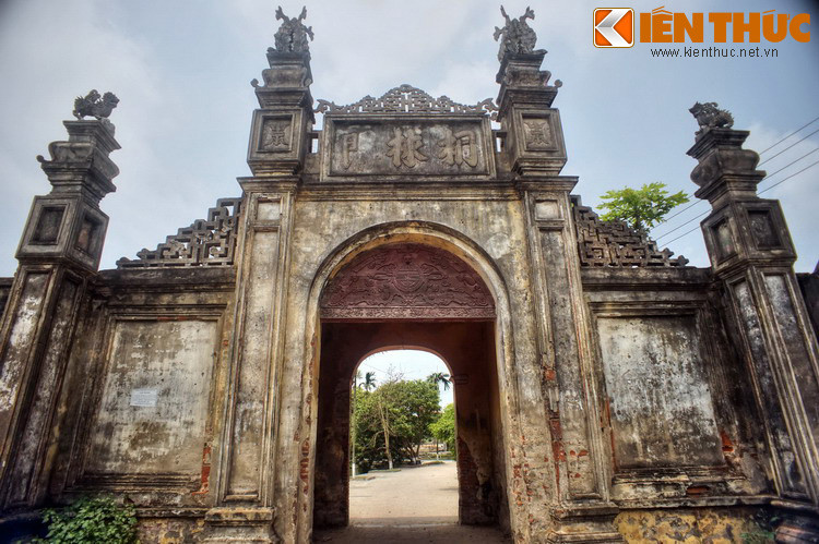 Ấn tượng đầu tiên về ngôi làng này là cánh cổng làng có tuổi đời hàng trăm năm, được xây theo kiểu bát trụ độc đáo. Phía sau cánh cổng là sự mời gọi của một không gian làng quê đặc sắc.