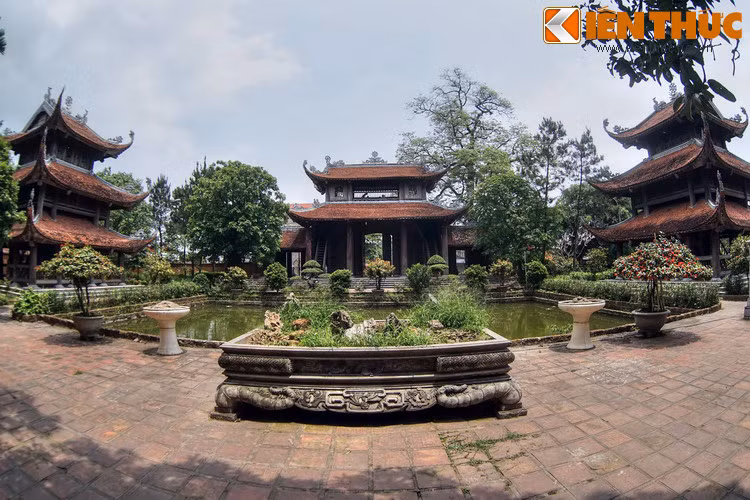 Chùa Nôm nằm cách đình làng không xa, là một trong số ít những ngôi chùa cổ có quy mô lớn của vùng Bắc Bộ còn lưu giữ và bảo tồn nguyên vẹn được những nét kiến trúc xưa.