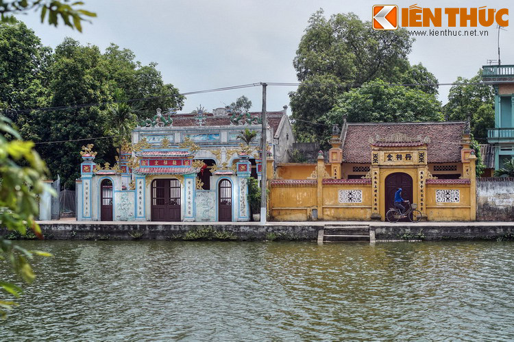 Ngoài các công trình đã đề cập, vẻ đẹp của làng Nôm còn thể hiện qua các ngôi nhà cổ, nhà thờ họ in bóng xuống hồ nước, những con đường gạch dẫn vào các ngõ nhỏ quanh co...