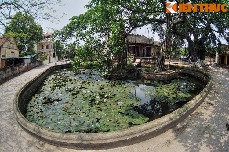 Trung tâm của làng Nôm là quần thể kiến trúc tuyệt đẹp với hồ nước, đình làng, chùa làng, giếng cổ, cây đa, bến nước... như một ngôi làng điển hình ở vùng đồng bằng sông Hồng hàng thế kỷ trước.