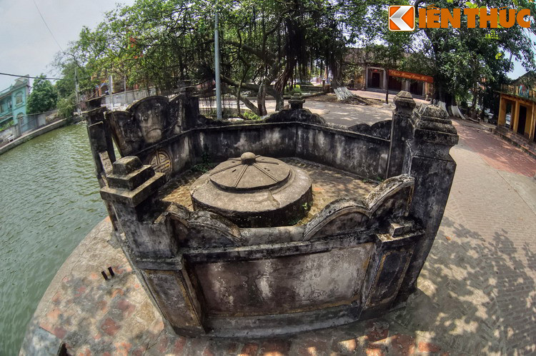 Phía trước đình Nôm là một giếng cổ làm bằng đá xanh, có tuổi đời nhiều thế kỷ. Dân làng coi giếng là "mắt rồng", nơi tập trung linh khí của làng từ thời xa xưa.