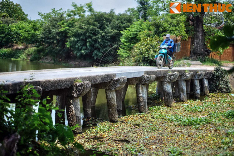 Một công trình nổi tiếng khác của làng Nôm là cây cầu đá cổ bắc qua sông Nguyệt Đức. Đây là cây cầu đá hiểm hoi còn được gìn giữ ở vùng đồng bằng sông Hồng.