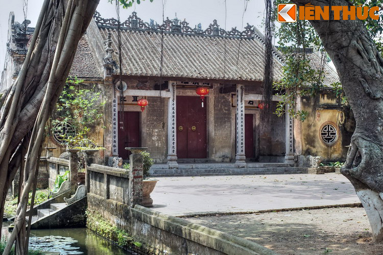 Đình làng Nôm nằm dưới bóng cây cổ thụ xum xuê, có kiến trúc còn khá nguyên vẹn sau nhiều thăng trầm lịch sử. Là nơi diễn ra các hoạt động cộng đồng vào các dịp lễ, Tết.