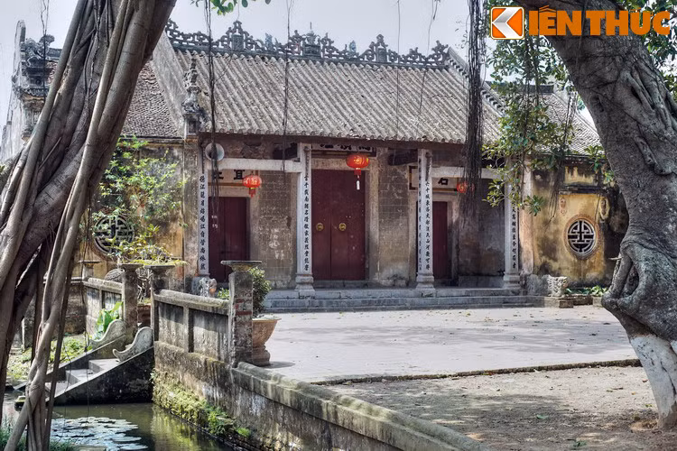 Đình làng Nôm nằm dưới bóng cây cổ thụ xum xuê, có kiến trúc còn khá nguyên vẹn sau nhiều thăng trầm lịch sử. Là nơi diễn ra các hoạt động cộng đồng vào các dịp lễ, Tết.