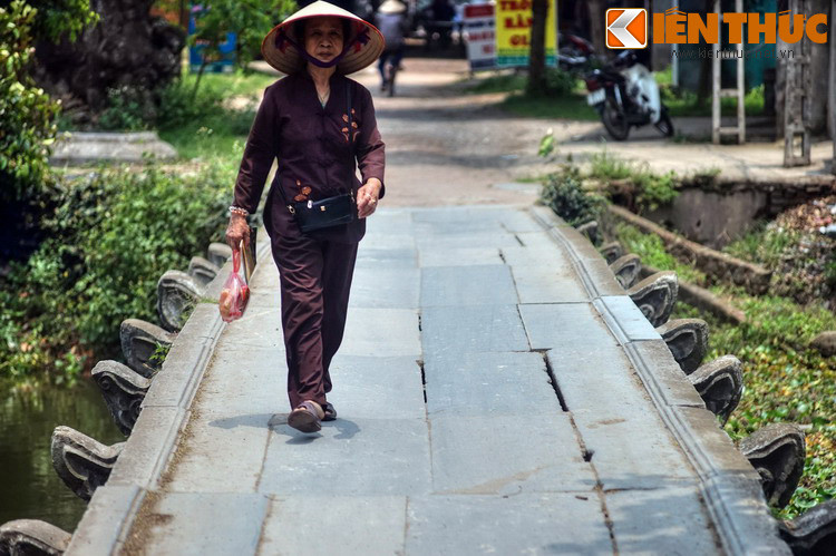 Các hoạt động thường nhật của người dân làng diễn ra trong bình lặng, như sự nối tiếp lối sống thuần hậu được truyền lại qua các thế hệ sinh ra và lớn lên tại mảnh đất này.