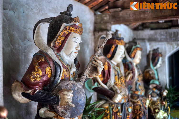 Chùa còn lưu giữ hơn 100 bức tượng cổ bằng đất nung cổ xưa, đã tồn tại qua nhiều trận lũ lụt lịch sử và các thời kỳ bể dâu, là di sản nghệ thuật hiếm có của Việt Nam.