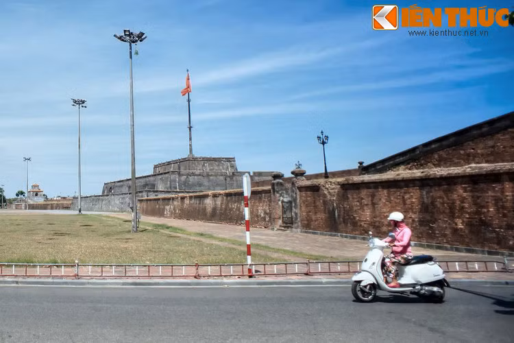 Theo chính sử của nhà Nguyễn, Kỳ đài Huế được xây dựng vào năm Gia Long thứ 6 (1807), cùng thời gian xây dựng kinh thành. Vào thời Minh Mạng, Kỳ đài được tu sửa vào các năm 1829, 1831 và 1840.