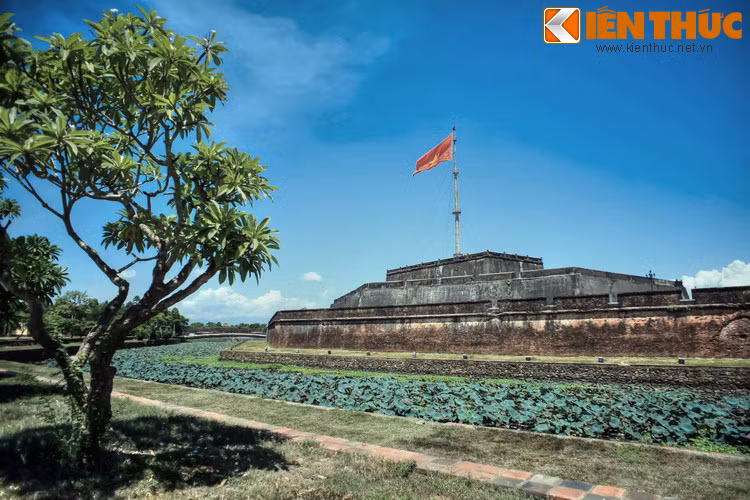 Trong thời Nguyễn, Kỳ đài là nơi treo cờ của triều đình. Trên đỉnh cột cờ còn đặt một trạm quan sát gọi là Vọng Đẩu, là điểm cao nhất của kinh thành. Từ Vọng Đẩu, lính canh được phân công dùng kính Thiên lý quan sát động tĩnh ngoài bờ biển.