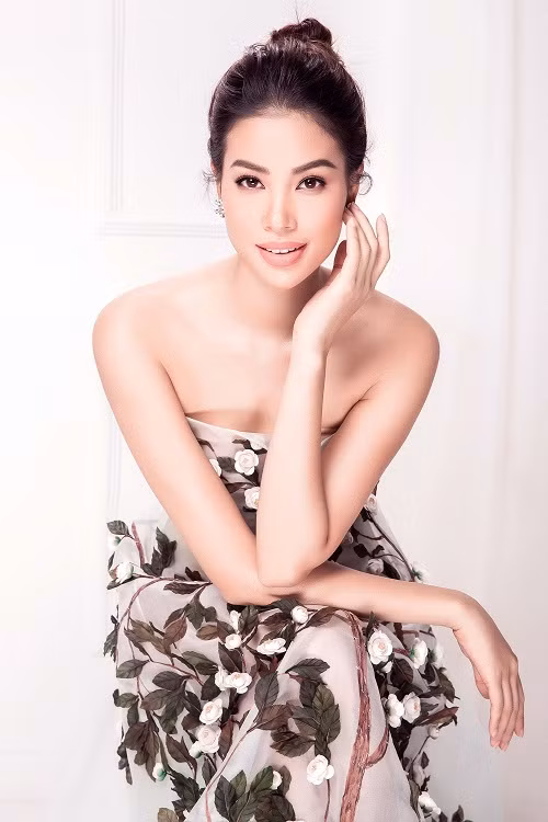 “Bất kỳ ai cũng vậy, khi đã là người của công chúng thì đồng nghĩa với việc bạn sẽ nhận nhiều sự quan tâm, đi cùng với đó là những scandal, đồn đoán…Phạm Hương vẫn giữ cho mình sự bình tĩnh và thậm chí có phần lạc quan với mọi thứ vì Hương nghĩ quan trọng nhất vẫn là bản thân mình nghĩ gì và làm điều đúng. Hương tin những ai yêu thương và luôn bên cạnh Hương suốt thời gian qua sẽ vẫn ủng hộ những bước đi của Hương bằng sự chân thành nhất”, Phạm Hương bày tỏ.