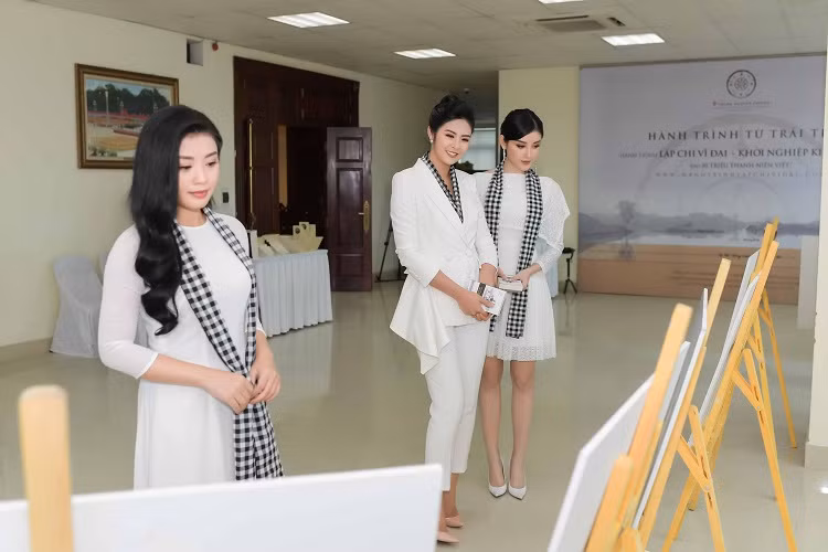 A hau Huyen My dep ngoi ngoi do sac cung Ngoc Han