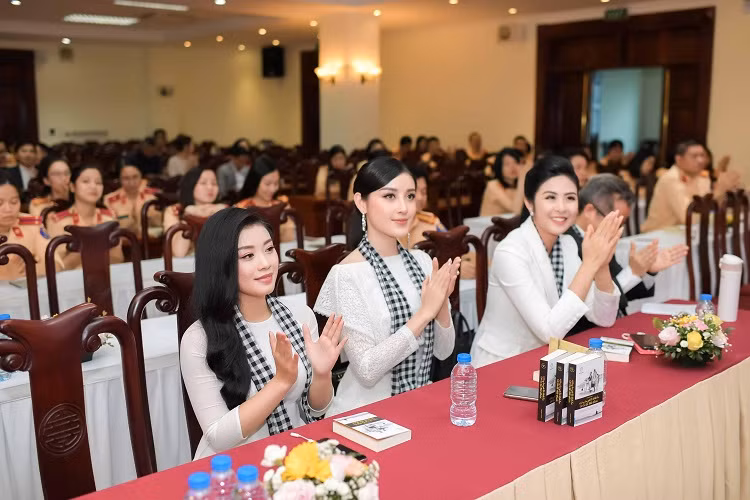 Tại sự kiện, Huyền My nhận được sự quan tâm đặc biệt bởi những câu chuyện ít người biết. Để có thành công như hôm nay, Huyền My đã cố gắng trong suốt thời gian dài để từ một người mẫu bình thường trở thành người có sức ảnh hưởng hơn.