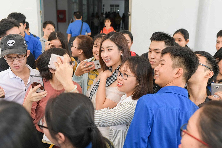 Đỗ Mỹ Linh trong vòng vây của các bạn trẻ.