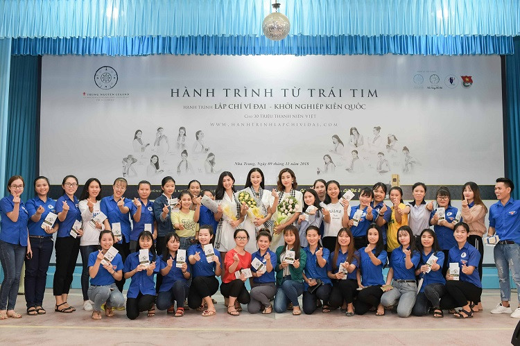 Maya, Đỗ Mỹ Linh và Phạm Ngọc Linh chụp ảnh kỷ niệm tại chương trình.