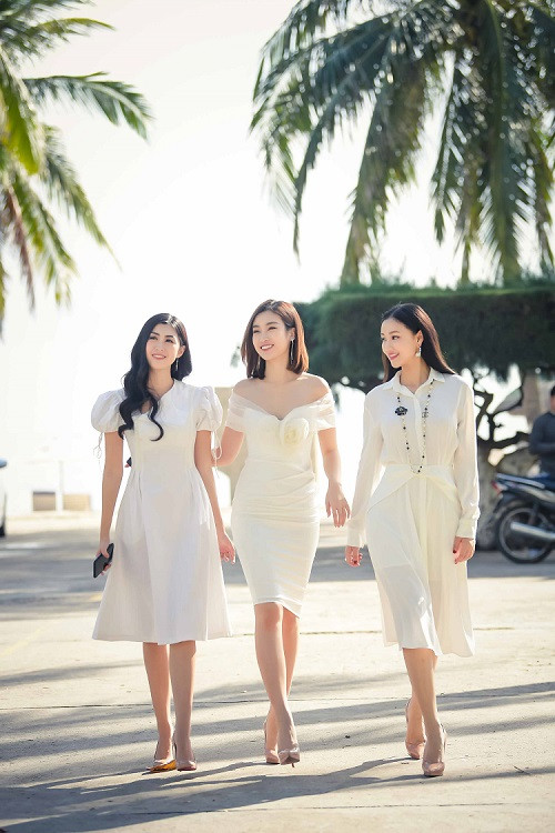 Cùng diện tông trắng, bà mẹ một con xinh hút mắt khi đọ sắc cùng Hoa hậu Việt Nam Đỗ Mỹ Linh và top 10 Hoa hậu Việt Nam 2018 Ngọc Linh.