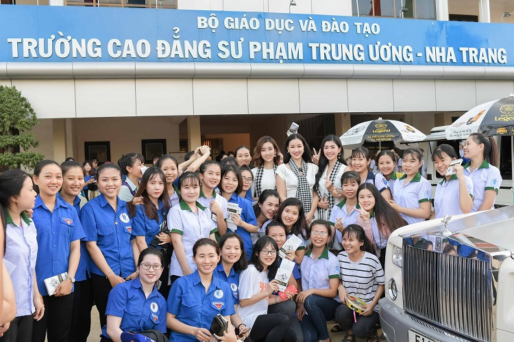 Tại đây, dàn mỹ nhân showbiz cùng tham gia chương trình “Hành trình từ trái tim – Hành trình Lập chí vĩ đại – Khởi nghiệp kiến quốc cho 30 triệu thanh niên Việt” tổ chức tại Đại học Nha Trang và Cao đẳng Sư phạm Nha Trang (Khánh Hòa).