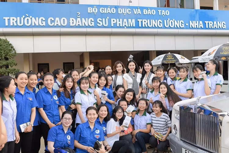 Tại đây, dàn mỹ nhân showbiz cùng tham gia chương trình “Hành trình từ trái tim – Hành trình Lập chí vĩ đại – Khởi nghiệp kiến quốc cho 30 triệu thanh niên Việt” tổ chức tại Đại học Nha Trang và Cao đẳng Sư phạm Nha Trang (Khánh Hòa).