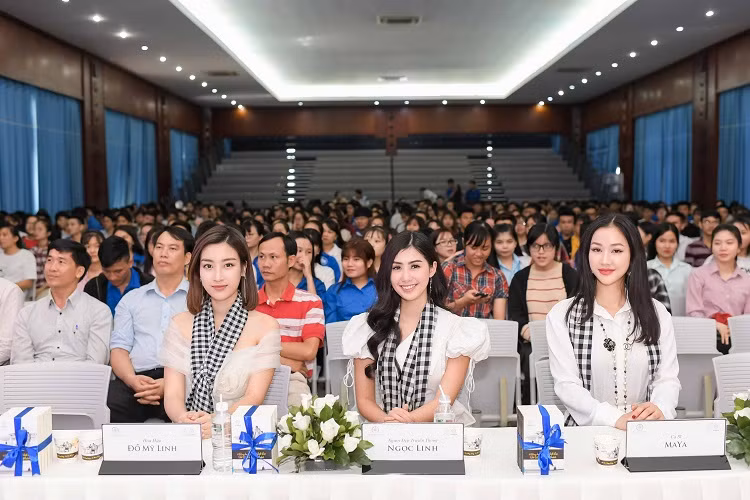 Trong sự kiện, cả ba người đẹp nhận được nhiều sự quan tâm khi chia sẻ những câu chuyện về bản thân với các bạn sinh viên.