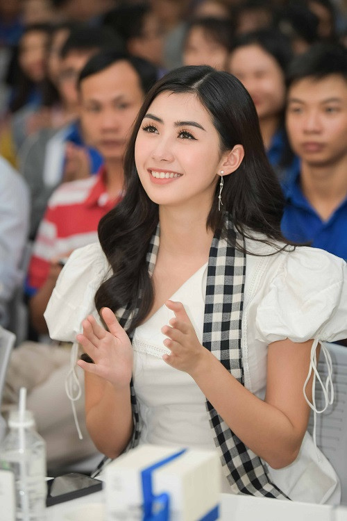 Phạm Ngọc Linh, cô tiếp viên hàng không cũng chia sẻ về hành trình đến với cuộc thi Hoa hậu Việt Nam 2018 và giành giải thưởng Người đẹp truyền thông. Cô còn “bật mí” bí quyết để thông thạo hai ngoại ngữ Anh – Nhật.