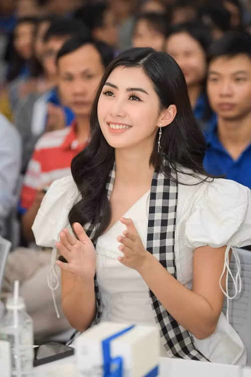 Phạm Ngọc Linh, cô tiếp viên hàng không cũng chia sẻ về hành trình đến với cuộc thi Hoa hậu Việt Nam 2018 và giành giải thưởng Người đẹp truyền thông. Cô còn “bật mí” bí quyết để thông thạo hai ngoại ngữ Anh – Nhật.