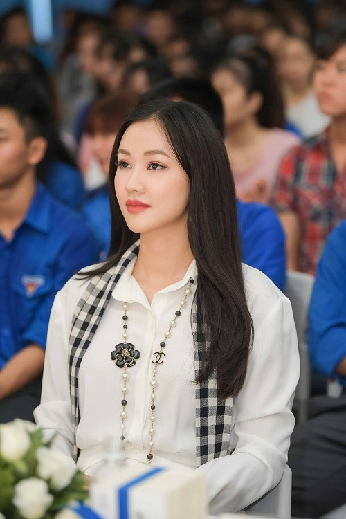 Với ca sĩ Maya, ít ai biết cô từng tham gia cuộc thi Hoa hậu Hữu nghị Việt Trung 2006 và đoạt giải Miss Tài năng.