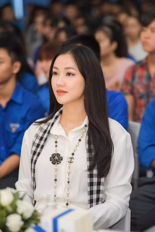 Với ca sĩ Maya, ít ai biết cô từng tham gia cuộc thi Hoa hậu Hữu nghị Việt Trung 2006 và đoạt giải Miss Tài năng.