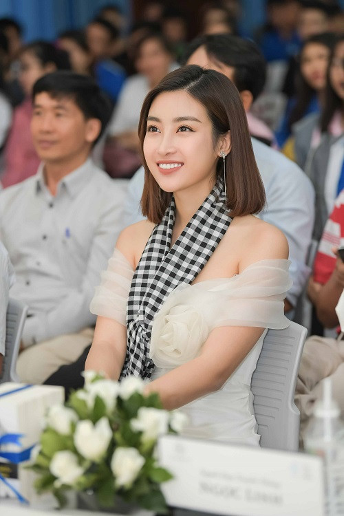 Đỗ Mỹ Linh cũng gây chú ý với câu chuyện vượt qua khó khăn, thử thách để đăng quang Hoa hậu Việt Nam 2016 và giành giải Người đẹp nhân ái cuộc thi Hoa hậu Thế giới 2017.