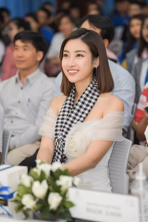 Đỗ Mỹ Linh cũng gây chú ý với câu chuyện vượt qua khó khăn, thử thách để đăng quang Hoa hậu Việt Nam 2016 và giành giải Người đẹp nhân ái cuộc thi Hoa hậu Thế giới 2017.