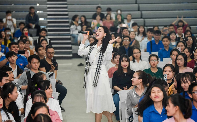 Tuy nhiên, với niềm đam mê âm nhạc, Maya xác định, đây mới là hướng đi thực sự của cô. Ngoài ca hát, Maya còn lấn sân sang lĩnh vực điện ảnh.