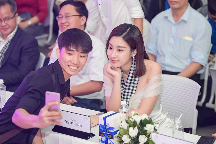 "Nhiều khi Linh thấy tủi thân nhưng lại nghĩ, chính điều đó khiến Linh mạnh mẽ, tự lập hơn. Đây cũng là một trong những yếu tố Linh được ban tổ chức đánh giá tốt", Mỹ Linh nói.