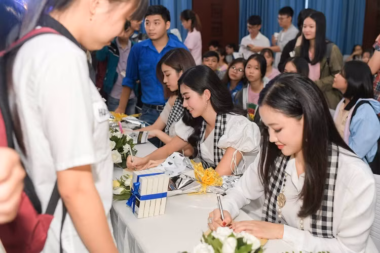 Trong buổi giao lưu, ba người đẹp còn ký tặng sách cho các bạn sinh viên.