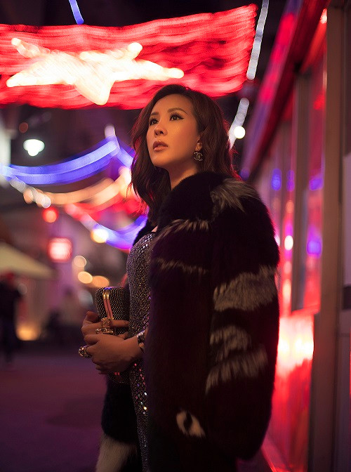 “Đàn bà phố thị” là một phần nhật ký của Thu Hoài trong hành trình 10 năm sinh sống, lập nghiệp tại nước ngoài, quãng thời gian tìm kiếm, đánh đổi hạnh phúc và câu chuyện 15 năm xây dựng thương hiệu riêng.