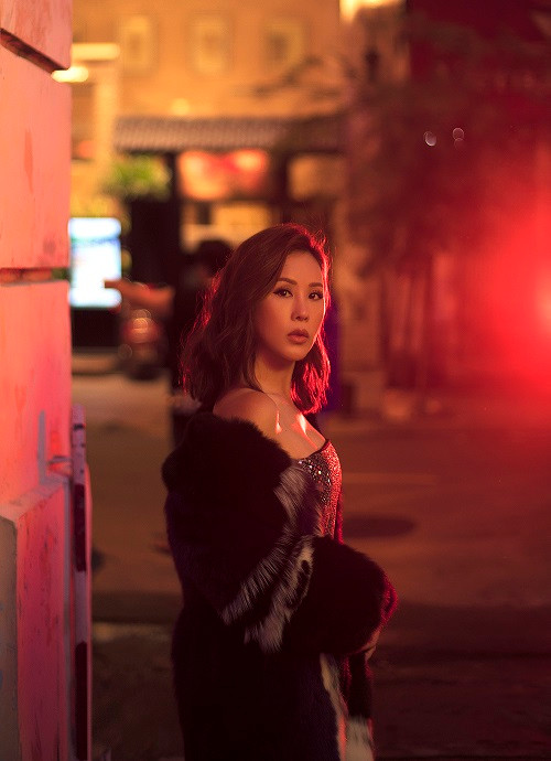 Trong những khoảnh khắc mới nhất, Thu Hoài xuất hiện với hình ảnh một người phụ nữ xinh đẹp, quyền lực khi khoác lên mình những bộ cánh lấp lánh, những phụ kiện sành điệu.