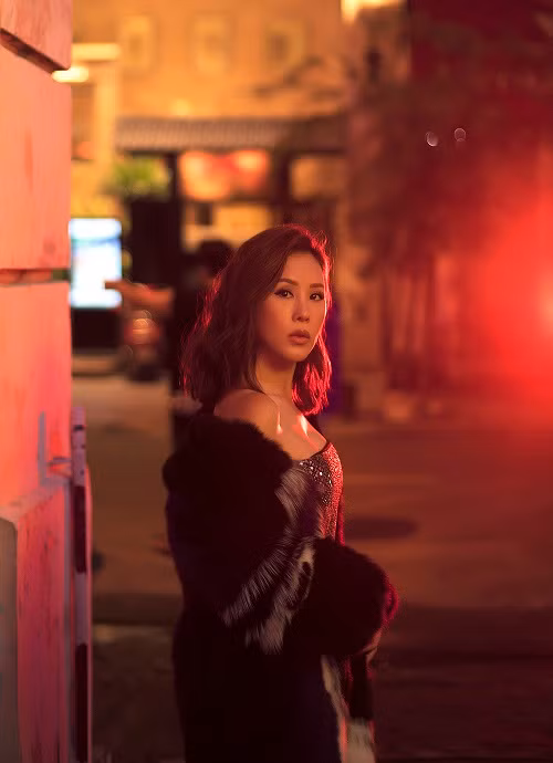 Trong những khoảnh khắc mới nhất, Thu Hoài xuất hiện với hình ảnh một người phụ nữ xinh đẹp, quyền lực khi khoác lên mình những bộ cánh lấp lánh, những phụ kiện sành điệu.