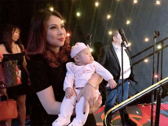 Ngoài ra, trên mạng xã hội cũng có nhiều ý kiến cho rằng Thanh Thảo đi hát chỉ sau 3 tháng sinh con là quá sớm. Tuy nhiên, với nữ ca sĩ, cô đã nghỉ hát đủ lâu để thấy nhớ sân khấu và sẵn sàng trở lại. “Từ khi phát hiện mình mang thai, ba tháng đầu tiên Thảo đã nghỉ hát hoàn toàn vì thời điểm đầu rất quan trọng và cần sự an toàn cho thai nhi.