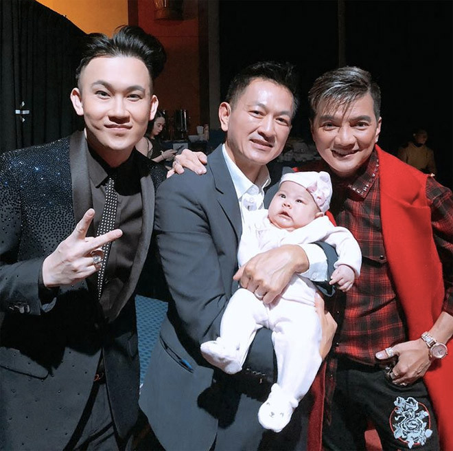 Kể từ sau Tết Nguyên Đán, Thảo hoàn toàn không nhận thêm show nào và chỉ tập trung nghỉ dưỡng thai. Đến khi em bé tròn 3 tháng tuổi, Thảo mới chính thức trở lại sân khấu”, bà mẹ một con chia sẻ. Vì lần đầu tiên cùng mẹ đi diễn, con gái Talia của Thanh Thảo đã trở thành tiêu điểm chú ý. Nhiều nghệ sĩ nổi tiếng như Mr. Đàm, Dương Triệu Vũ không giấu được sự hào hứng khi nhìn thấy bé ngoài đời.