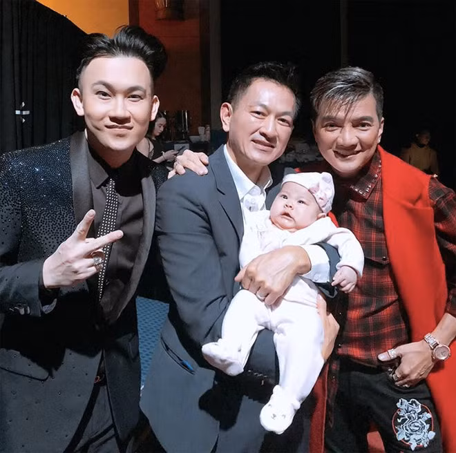 Kể từ sau Tết Nguyên Đán, Thảo hoàn toàn không nhận thêm show nào và chỉ tập trung nghỉ dưỡng thai. Đến khi em bé tròn 3 tháng tuổi, Thảo mới chính thức trở lại sân khấu”, bà mẹ một con chia sẻ. Vì lần đầu tiên cùng mẹ đi diễn, con gái Talia của Thanh Thảo đã trở thành tiêu điểm chú ý. Nhiều nghệ sĩ nổi tiếng như Mr. Đàm, Dương Triệu Vũ không giấu được sự hào hứng khi nhìn thấy bé ngoài đời.