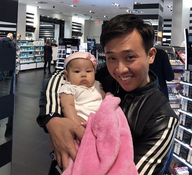 Trấn Thành cũng là một trong những cậu bạn đồng nghiệp thích trêu đùa, bồng bế và chụp hình cùng con gái Thanh Thảo.