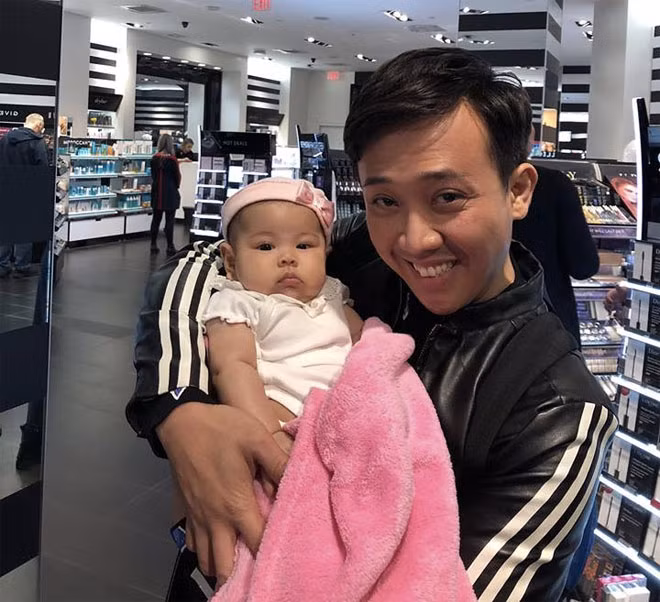 Trấn Thành cũng là một trong những cậu bạn đồng nghiệp thích trêu đùa, bồng bế và chụp hình cùng con gái Thanh Thảo.