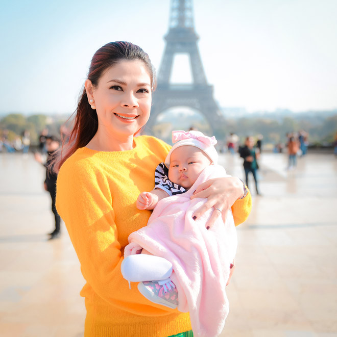 “Trộm vía, bé Talia rất ngoan ngoãn, dễ chịu, không hề quấy khóc khi cùng mẹ đi máy bay hay tàu điện”, nữ ca sĩ hào hứng cho hay.